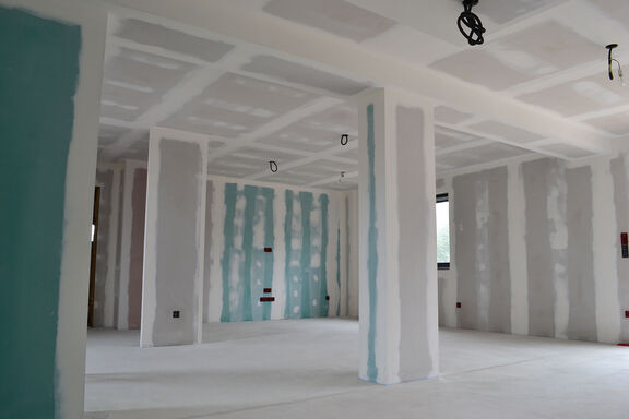 chantier d'un artisan avec les plaques de plâtre Knauf