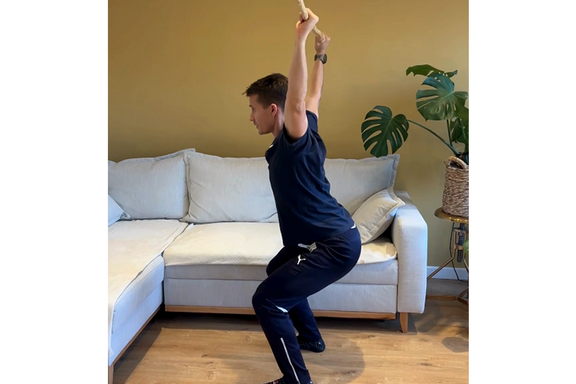 le coach réalisant le dernier exercice en squat 