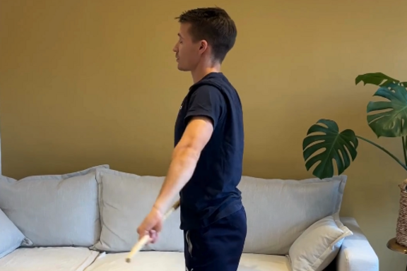 image du coach réalisant l'exercice 3 pour la mobilité des épaules 2