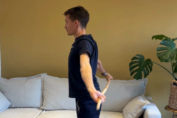 image du coach réalisant l'exercice 3 pour la mobilité des épaules 3