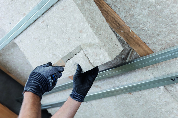 Particulièrement doux, l'isolant Thermasoft natura n’irrite pas la peau et limite la poussière. 