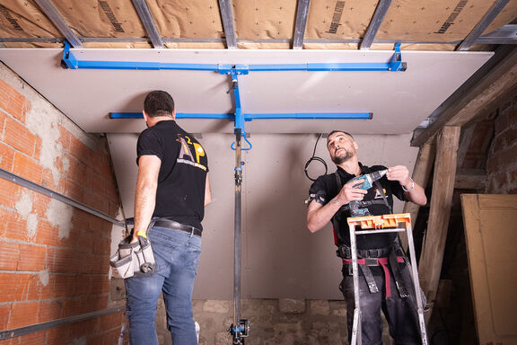 pose de plaques de plâtre au plafond par l'artisan plaquiste Alexis Pereira