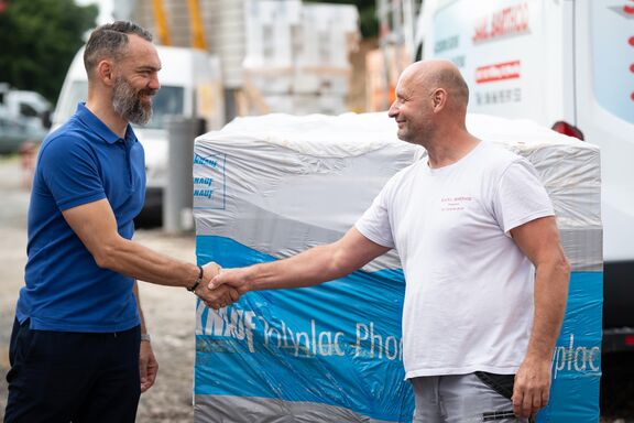 Jacques Barthod, artisan plaquiste et son chargé d'affaires, Pierre-Yves Demazure
