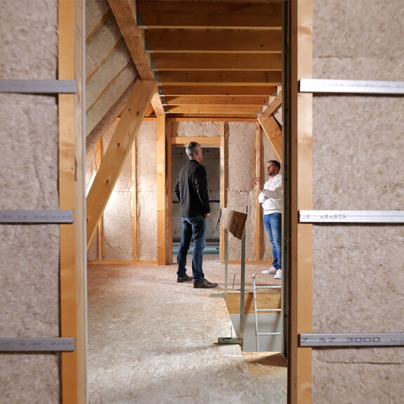 artisan travaillant avec les produits Knauf pour des rénovations éco-responsables